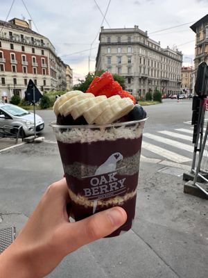 small açai bowl at Oakberry - Via Caradosso in Milan