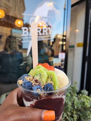 Acai bowl at Oakberry - Via Caradosso in Milan