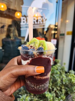 Acai bowl at Oakberry - Via Caradosso in Milan
