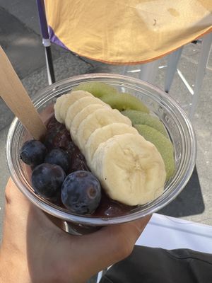 Açai bowl con banana, kiwi e mirtilli  at Oakberry - Via Caradosso in Milan