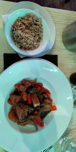 Pulled Jackfruit mit schwarzer Bohnensauce und Reis at Kool Runnings Jamaican Restaurant in Inverness