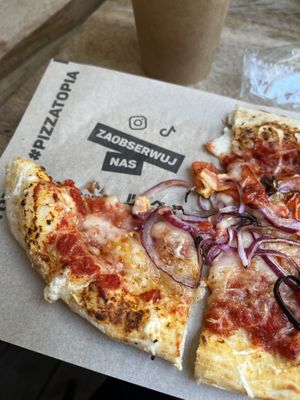 Vegan margarita with tomatoes and red onion  at Pizzatopia - Grodzka in Krakow