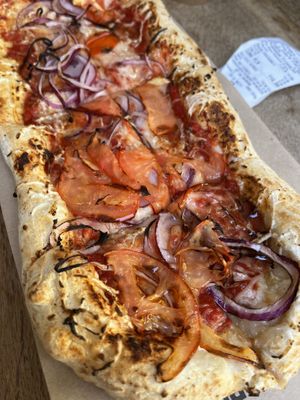 Margarita with tomatoes and red onion  at Pizzatopia - Grodzka in Krakow