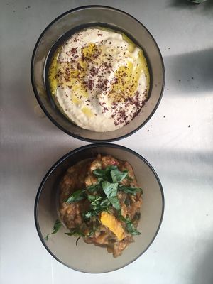 Houmous et caviar de courgettes at Au Maquis in Dijon