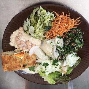 Assiette de salade et focaccia at Au Maquis in Dijon