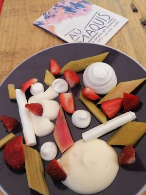 Dessert rhubarbe pochée, fraises, crème pâtissière végétale, meringue et chantilly végétales at Au Maquis in Dijon