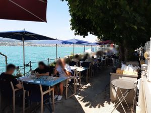 Outdoor seating at Strozzi's Strandhaus in Herrliberg