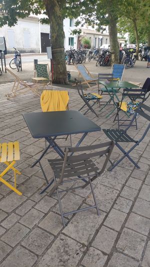 Seating in front at Le Rainbowl in Saint-pierre-doleron
