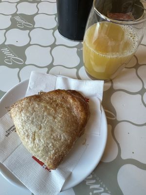 Sfoglia di riso 🤩  at Pasticceria Simi in Massa