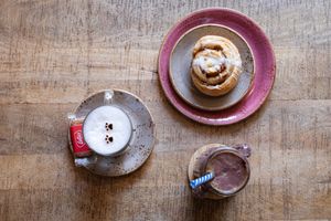 Catpuchino, smoothie & vegan cinnamon roll at La Gatera - Cat Café in Murcia