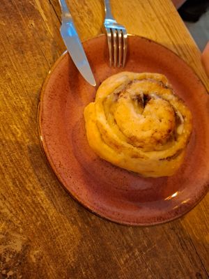 Warm cinnamon roll at La Gatera - Cat Café in Murcia