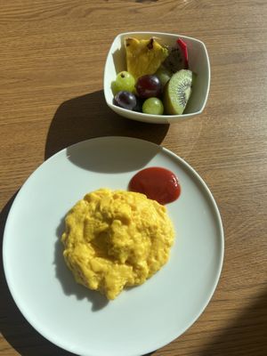 vegan scrambleed eggs  at OASIS GARDEN in Tokyo