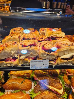 Blueberry Roll #Veganuary at Rischart am Hauptbahnhof U-Bahnhof in Munich