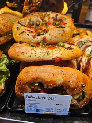 Focaccia antipasti #Veganuary at Rischart am Hauptbahnhof U-Bahnhof in Munich