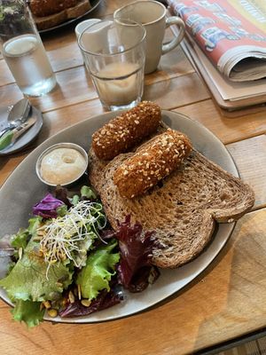 Twee oesterzwamkroketten met vegan kruidenmayonaise.   at Volkshuis Deventer in Deventer