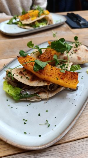 Flatbread met gebakken oesterzwammen en geroosterde pompoen at Volkshuis Deventer in Deventer