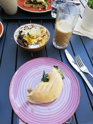 Bananenbowl und halber Holy Hummus Bagel at Heinrich essen & trinken in Konstanz