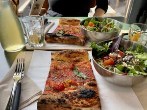 Menü 3: 1 Stück Pizza (vegan), Salat & Hauseistee CHF 13.50  at VITO Europaallee in Zurich