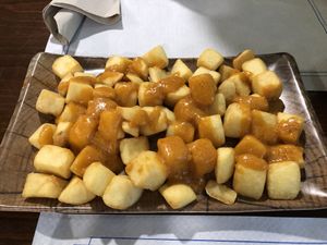 Patatas bravas (la salsa es vegana) at Musgosu in Cangas De Onis