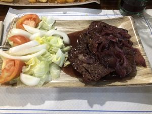 Seitán al oporto. Se sirve con patatas fritas pero puedes pedir cambio por ensalada at Musgosu in Cangas De Onis