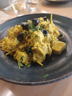 Tofu lunch bowl with shoestring potatoes, leek, onions at The Green Affair in Cascais