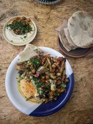 hommus, hommus de legumes e pão pita  at Make Hommus. Not war in Sao Paulo