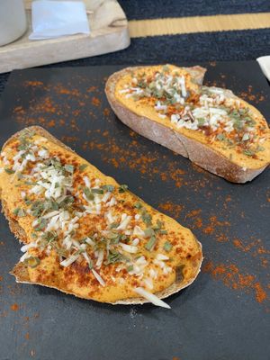 Feta toastt  at Half Arroba - Mercearia dos sentidos in Viseu