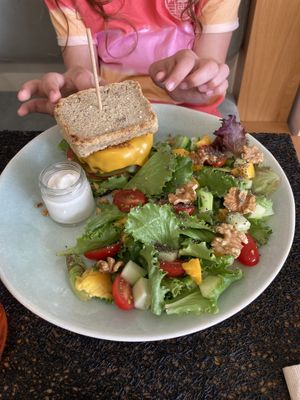 Crispy Burger  at Half Arroba - Mercearia dos sentidos in Viseu