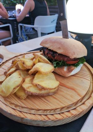 Choriburger con patatas at La Cibulina in Sant Feliu De Guixols