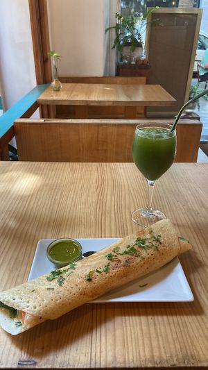 Dosa brunch vegan & fresh juice Cardillac Green  at Dosa Nova in Barcelona