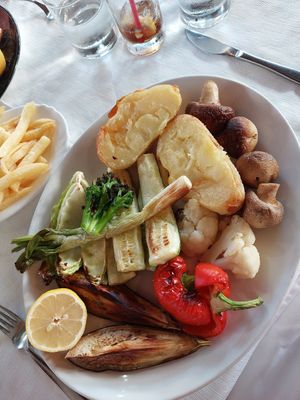 Groenten uit de oven met gepofte aardappel at Happy Island in Paphos