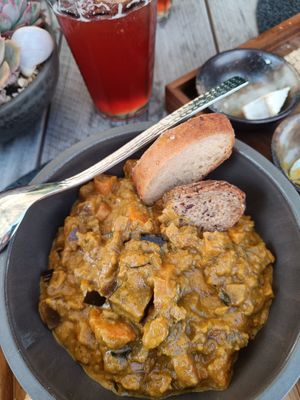 Plant based curry with a selection ob Bread at Joujou Bistro in Bad Duerkheim
