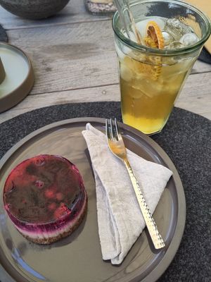 Beerentörtchen und Pfirsich Eistee at Joujou Bistro in Bad Duerkheim