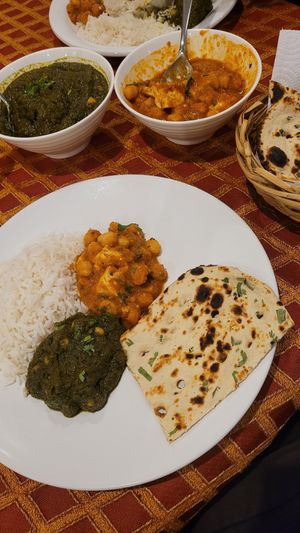 Garlic Naan without Butter, Chickpeacurry with Tofu at Curry House  in La Paz