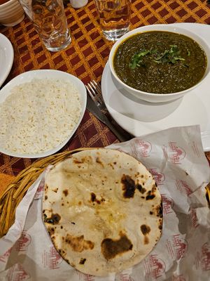 Palak tofu, rice and chapati at Curry House  in La Paz