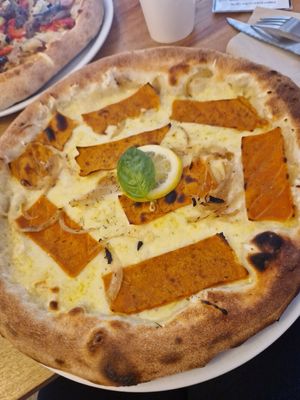 ⊹˚₊ pizza au saumon végane ₊˚⊹ at Lou in Lille