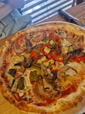 ⊹˚₊ pizza végétarienne avec fromage vegan et supplément jambon ₊˚⊹ at Lou in Lille