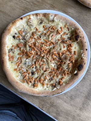 Vegan Pizza Campagnarde extra mushrooms  at Lou in Lille