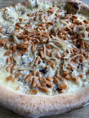 Vegan Pizza Campagnarde extra mushrooms  at Lou in Lille