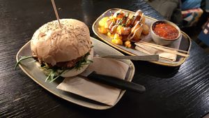 Vegi burger made vegan and vegan patatas bravas 🤤 at Solheure Bar Restaurant in Solothurn