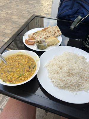 Dahl, naan, samosa  at Dessi Khaannaa in Orleans