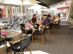 Outdoor seating at Confiserie Hofer in Solothurn