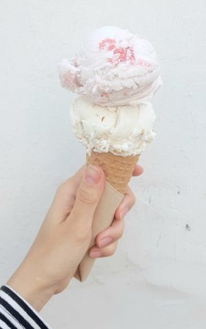 strawberry & sea salt caramal almond at Coconuzm - 코코넛즘 in Seoul