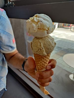 Salted caramel (top) and earl grey (bottom) at Coconuzm - 코코넛즘 in Seoul