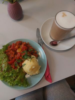 Soja-Gulasch mit Kartoffel-Pastinaken-Stampf und latte macciato at Liebe Liesbeth in Schwerin