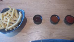 Fries and vegan sauces to serve yourself (ketchup, bbq & kansas bbq) at Le Burger in Gmunden