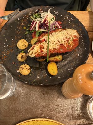 Gefüllte, überbackene Aubergine mit Backkartoffeln, Salat und Hummus  at Nevodi   in Venice