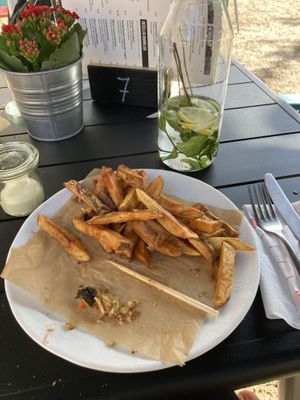 Heerlijk zelf samengestelde falafelburger! Keuze uit verschillende toppings. Helemaal vergeten een foto te maken maar vooral direct aangevallen 😄😋  at Eetwinkel Van Mien in Doetinchem