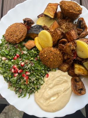 Makali teller with deep fried vegetables, falafel, hummus and salad. All that for 9€. at Al Jasmin in Frankfurt Oder