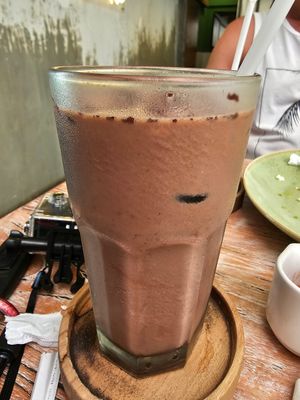 Vegan iced chocolate milk at Coffeenosky in Lovina